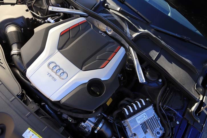 パワーユニットには、3リッターV6ターボエンジンを採用。最高出力354psと最大トルク500Nmを発生する。