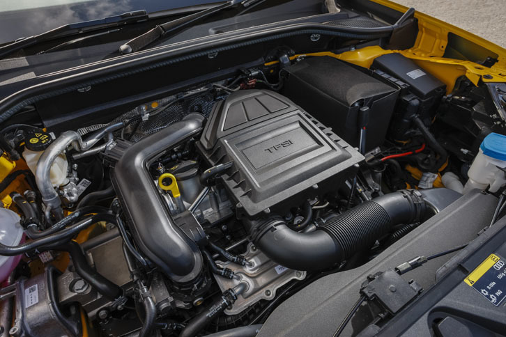 「Q2 1.0 TFSIスポーツ」に搭載される1リッター直3ターボエンジンは、116psと200Nmを生み出す。“TFSI”とだけ記されたシンプルなエンジンカバーが装着される。