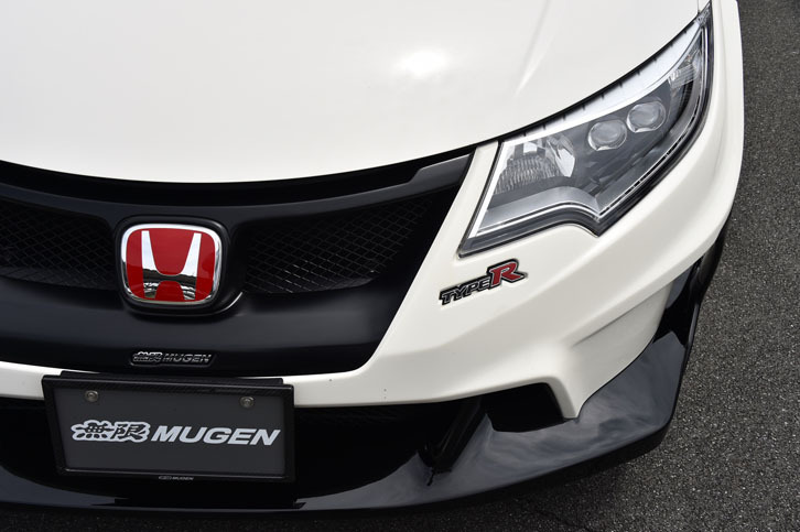 フロントエアロバンパーには、左側ヘッドライトのそばに、立体的な「TYPE R」ロゴが添えられる。