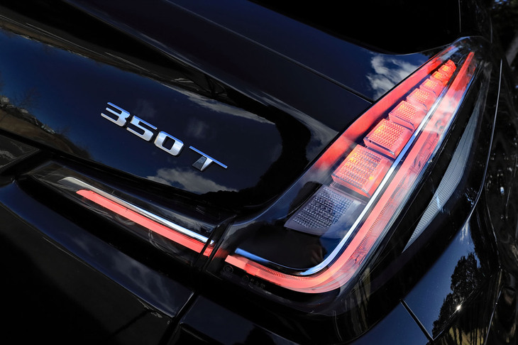 テールゲートを飾る「350T」のバッジ。このクルマが最大トルク350N・mを発生するターボエンジンを搭載することに由来する。