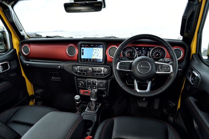赤いインストゥルメントパネルは2ドアの「ルビコン」の専用デザイン。インフォテインメントシステム「Uconnect」が標準装備され、センターコンソール中央部の8.4インチVGAタッチパネルモニターのほか、一部機能はステアリングホイールのスイッチで操作可能だ。
