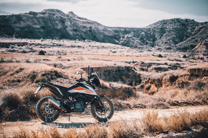 2019年のミラノ国際モーターサイクルショーで発表された「KTM 390アドベンチャー」。ロードスポーツモデル「390デューク」をベースにしたアドベンチャーモデルである。