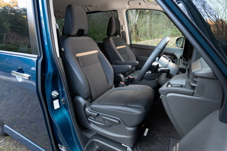 「ハイウェイスターV」「e-POWER ハイウェイスターV」には、表皮にジャカード織物とはっ水加工のトリコット、合成皮革を用いたブラックのシートが装備される。