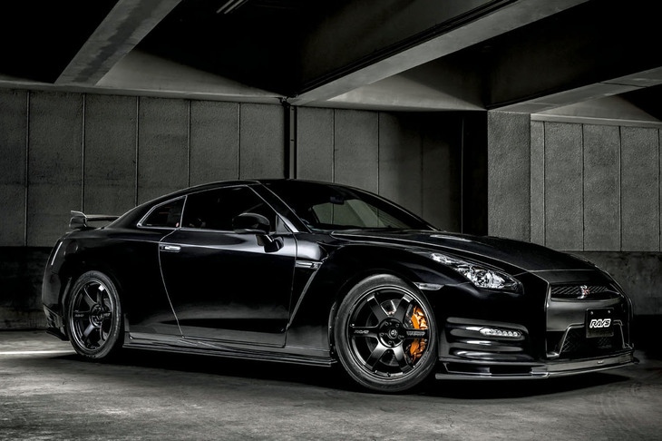 日本を代表するハイパフォーマンスカー「日産GT-R」との相性も抜群だ。「TE37 SAGA S-plus Black Shadow」は全25種類での展開となっている。