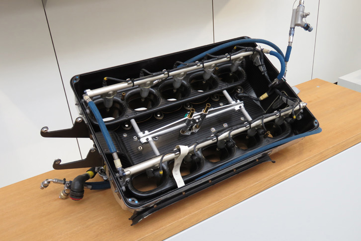 最後はこちら。「何だろう？」と思ったら、F1用エンジンのインテークボックスでした。BMWは2000年から2005年まで、ウィリアムズに3リッターV10エンジンを供給していた。説明書きによると、最高出力は実に1300ps！ 先述の「M12/13」といい、F1のエンジンは恐ろしい……。