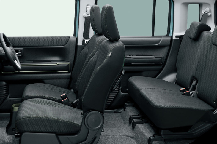 はっ水加工されたカーキステッチ入りのファブリックシート表皮が採用される「ハスラー タフワイルド」。アウトドアアクティビティーで使用したウエアやグッズを気兼ねなく積み込めそうだ。