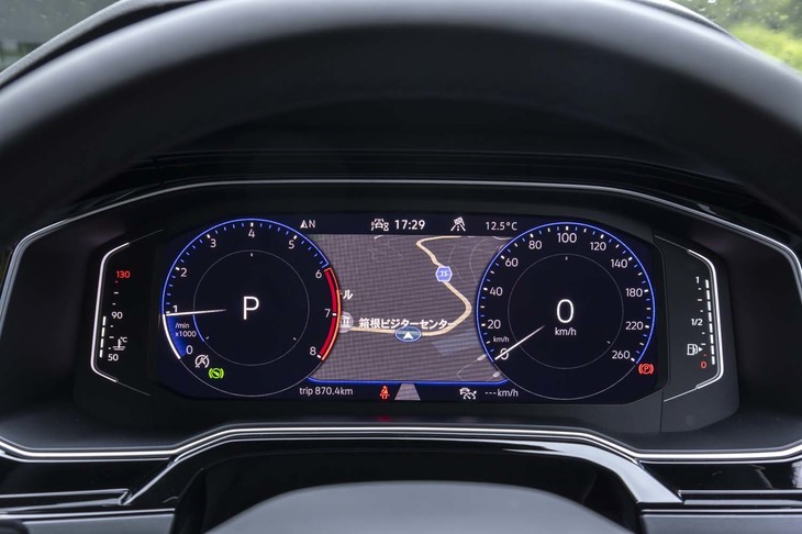 従来は全車でオプションだった液晶メーターが全車標準になった。エントリーグレード「TSIアクティブベーシック」以外は10.25インチの「デジタルコックピットプロ」を装備する。