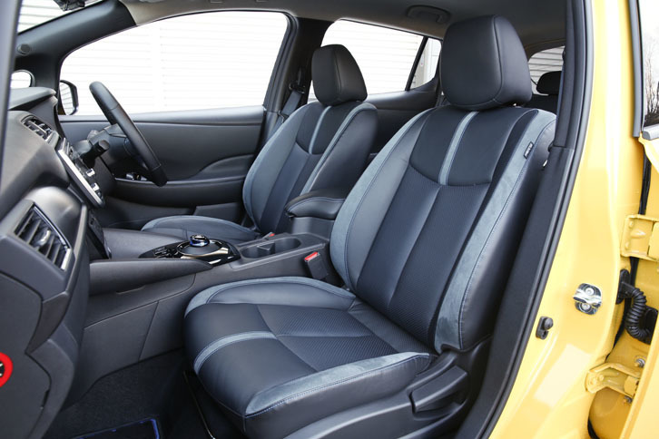 オプションの本革シートを選択した、テスト車の前席。標準の「G」グレードでは、シート表皮はバイオPETの織物となる。