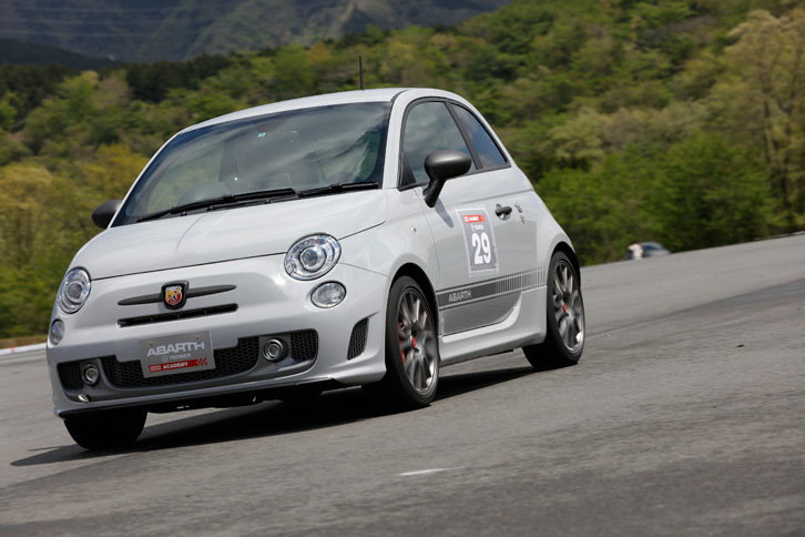 ブレーキングの練習は、スタートと同時にフル加速。指定のパイロンを通り過ぎたらフルブレーキングするというもの。