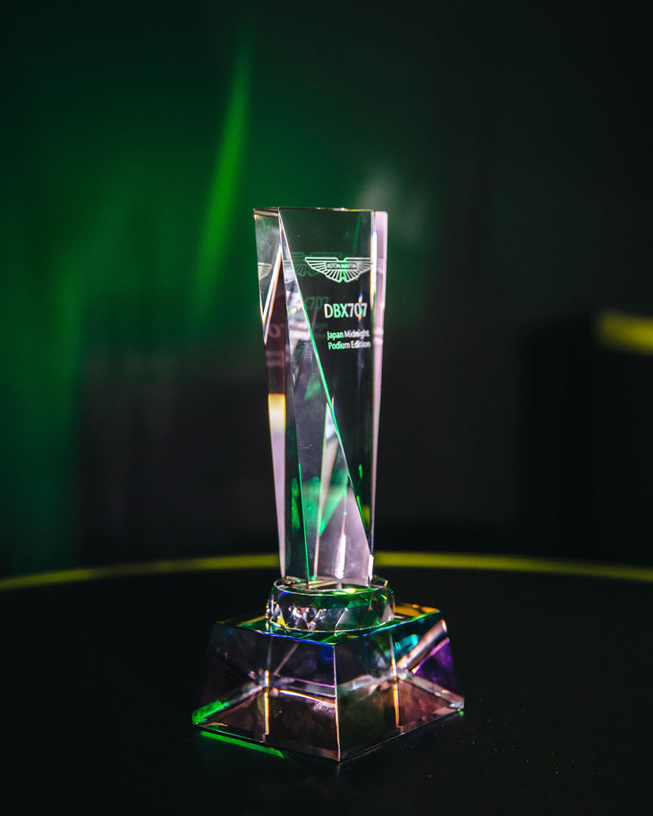 会場には限定モデルの車名が書かれたクリスタルのトロフィーが飾られていた。