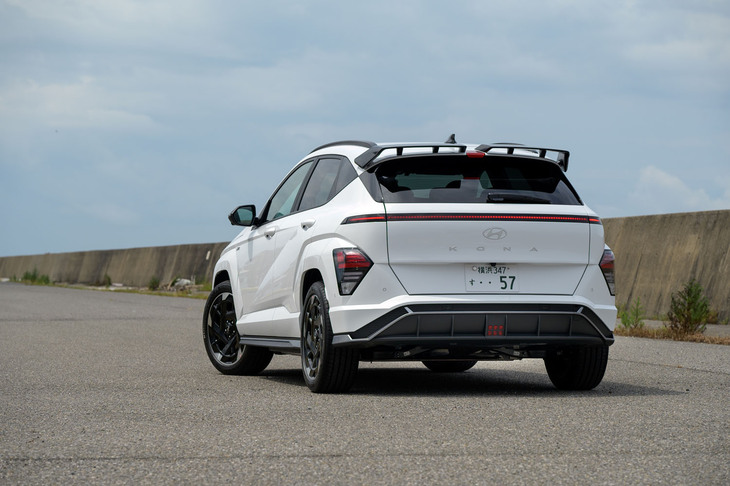 ボディーカラーはスタンダードモデルの半分の全4タイプの設定で、ツートンは選べない。この「アトラスホワイト」以外の黒、赤、グレーは有償色（どれも5万5000円）となる。