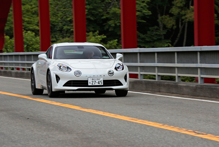 アンダーボディーをフラット化するなど、空力性能が追求された「アルピーヌA110」。空気抵抗係数は0.32と公表される。