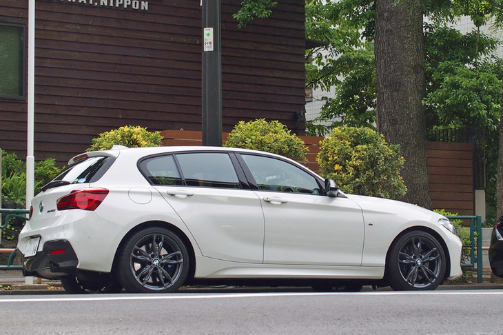 東京・代官山の旧山手通りにて。施工時は梅雨時ともあって何度か雨の日に走ったが、ボディーはきれいなままで、そのまぶしい白さを失っていない。「ECOプラスダイヤモンドキーパー」の効果を強く実感した。