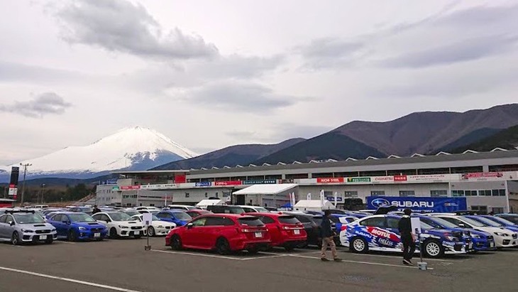 集まったスバルファンの愛車が並んだ駐車場の様子も圧巻。ラリーレプリカに仕立てたものや、ハイチューン車、そして往年の名車などもそろっていて、スバルファンはこれだけでもモーターショー感覚で楽しめた。自分の愛車をあこがれのドライバーや競技マシンといった“スバルワークス”の近くに置けるのも喜びである。当日の会場には、約2000台のスバル車（駐車場への入場台数1900台、さらにバイク、自転車、タクシーなどが55台）と約3000人のファンが集まり、スバルブランドのメーカー主催イベントとしては過去最大規模となった。