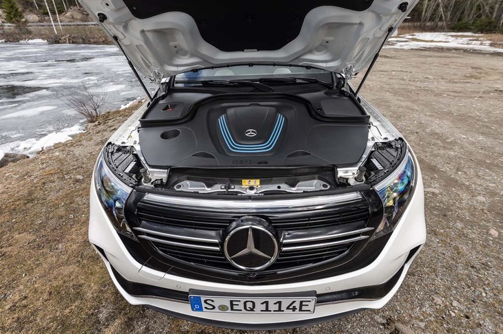 フロントのボンネットを開けるとご覧の通り。フロントモーターはおろか、メカニズムの類いは一切目に入らない。