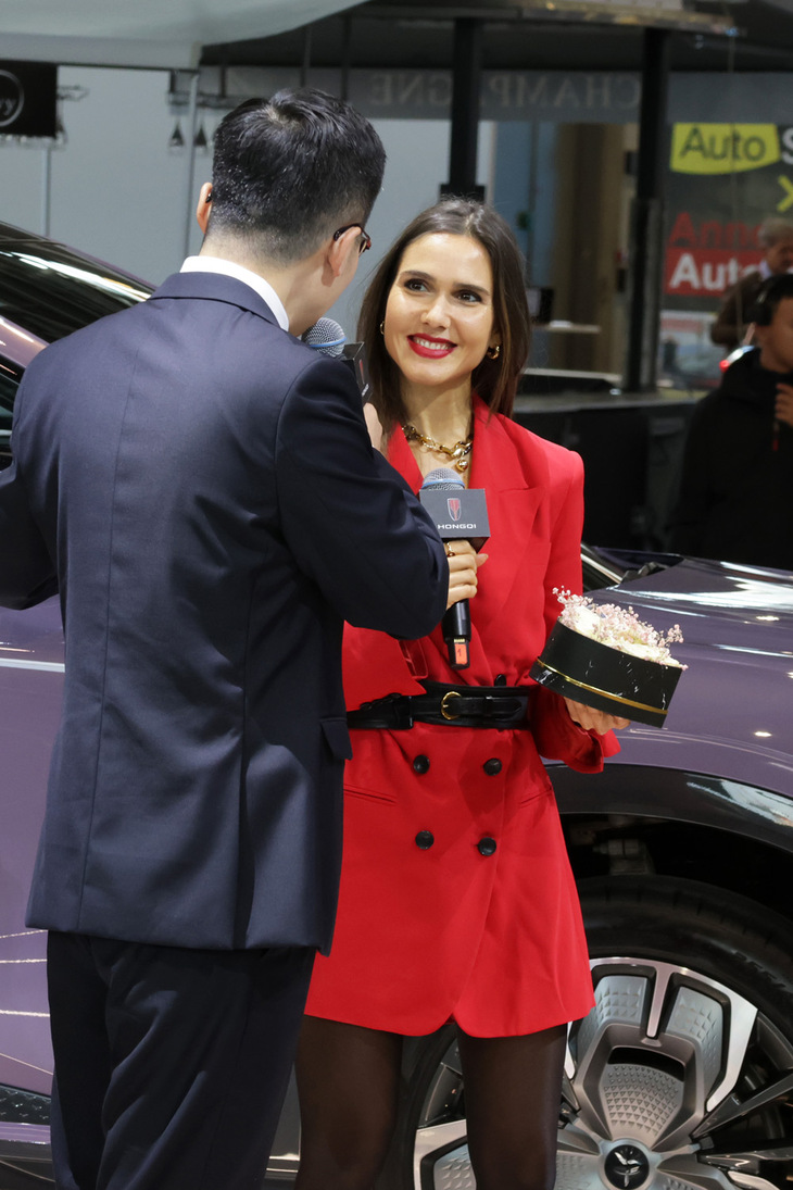 中国第一汽車の紅旗のプレゼンテーションより。欧州に投入するEV「EHS7」のオーナー第1号である歌手のジョイス・ジョナサン氏への、キーの贈呈式が行われた。