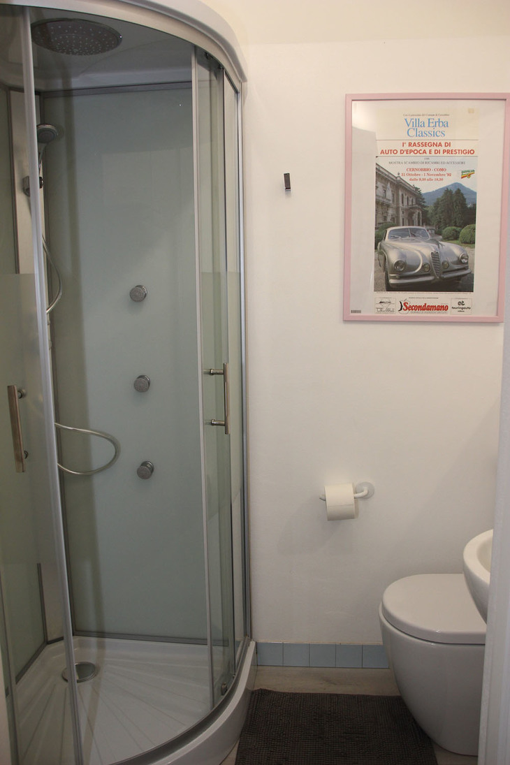 バスルーム。ポスターがクルマ好きを予感させた。