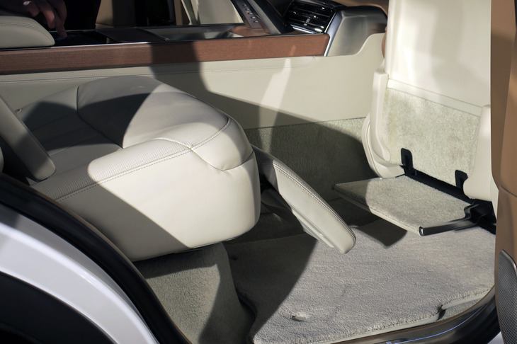 ランドローバー・レンジローバーSV P530（リアシート用オットマン）