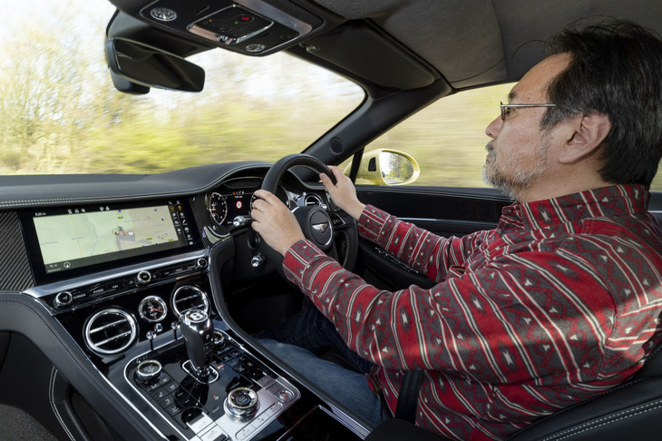 英国の一級国道で「コンチネンタルGT V8コンバーチブル」のステアリングを握る筆者。試乗日は春先の肌寒い日だったが、シートヒーターやネックウオーマーのおかげで快適だった。