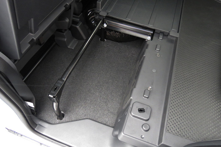 荷室後方と助手席の後ろのフロアボードは脱着式。床下を収納スペースとして利用できるほか、高さのある荷物を縦に積むことができる。