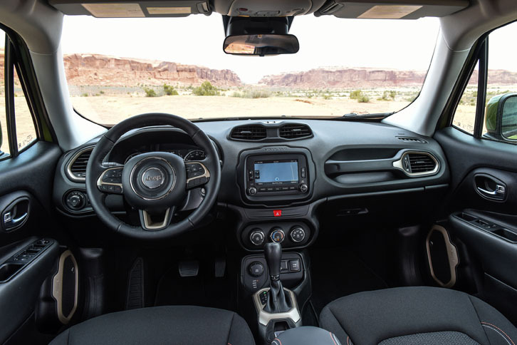 「レネゲード 75thアニバーサリーエディション」のインテリア。日本仕様のハンドル位置は右で、ファブリックとメッシュのコンビシートが装着される。