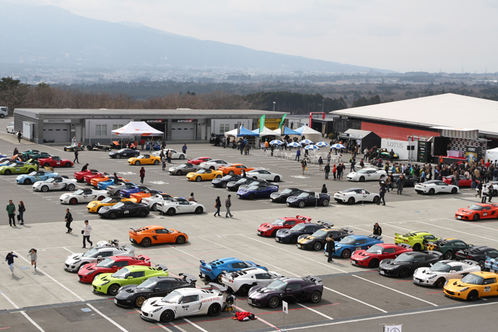 富士スピードウェイのパドックおよびピットには、500台以上の新旧ロータスが集まった。