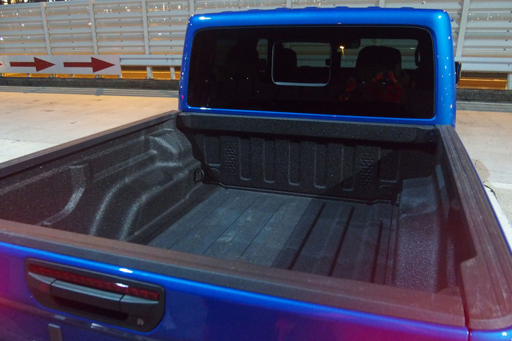 荷台は耐傷性、耐食性を高めるベッドライナーで覆われている。キャビンのルーフは「フリーダムトップ」と呼ばれる脱着式の3ピースモジュラーハードトップになっている。