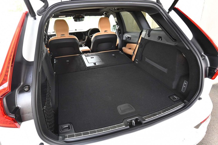 後席の背もたれを前方に倒し、積載容量を最大化した状態の荷室。エアサスペンション装備車は、車高を下げて荷物の積み下ろしを容易にする機能も備わる。