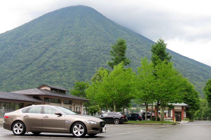 日本百名山のひとつにも数えられる男体山と「ジャガーXF」。秋になると、この山が赤や黄色に染まります。