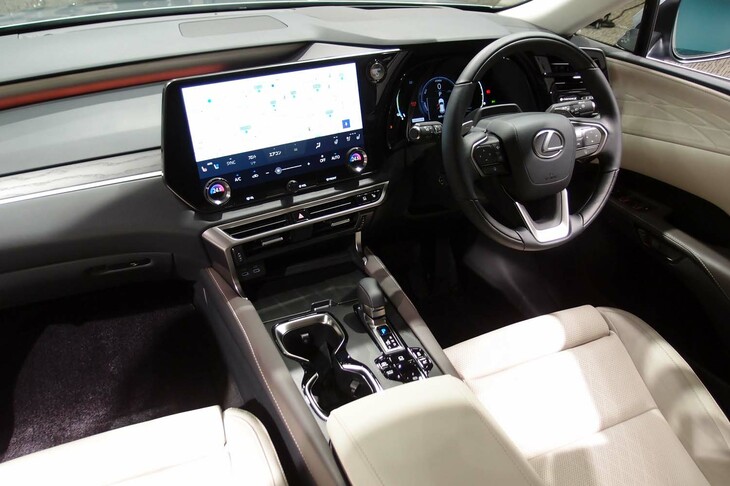 レクサスRX450h＋“バージョンL”（コックピット周辺部）
