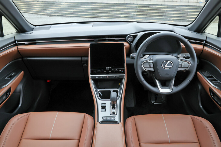 「リラックス」では内装の各所に合成皮革を採用（シート表皮はセミアニリン本革）。遊び心のあるステッチも特徴だった「クール」に対し、こちらは落ち着きや上質感を重視した仕立てである。