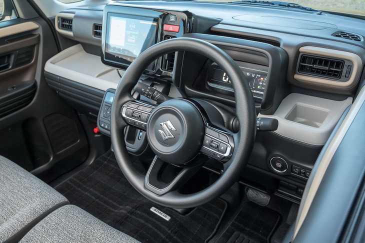 インテリアでは使いやすさに加えて質感のよさも重視。乗員の目につきやすいよう、差し色のついた装飾パネルはダッシュボードやドアパネルの高い位置に配置された。