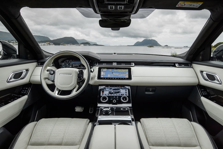 シンプルな機能美が貫かれたダッシュボード。10.2インチのタッチスクリーンが2つ搭載されているおかげで、ナビゲーションを表示しながら、エアコンの調整などが可能となった。