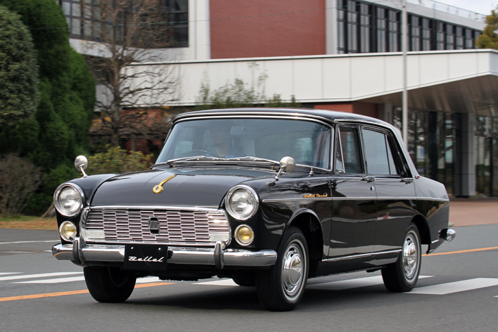 1964年「ベレル2000ディーゼル スペシャルデラックス」。1962年にいすゞ初のオリジナル乗用車として誕生したベレルは、ガソリンエンジン車に加えて日本初の量産ディーゼル乗用車（日本初のディーゼル乗用車は1959年に登場した「トヨペット・クラウン ディーゼル」だが、生産台数はごくわずかといわれている）もラインナップ。しかも1963年以降は、オーナードライバー向けを想定した高級グレードの「スペシャルデラックス」にもディーゼル車を用意していた。