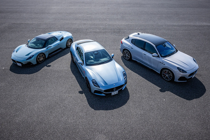 袖ケ浦フォレストレースウェイのパドックに並んだマセラティの3リッターV6ツインターボエンジン「Nettuno（ネットゥーノ）」搭載モデル。写真左から「MC20チェロ プリマセリエ ローンチエディション」、「グラントゥーリズモ トロフェオ75thアニバーサリー」、そして「グレカーレ トロフェオ」。