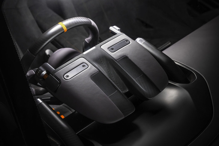「McL 6GT」のメーターフード。
