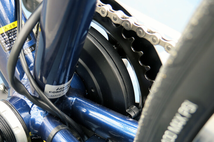 モーターの駆動力は、チェーン内側の円盤型のギアボックスを介してクランク軸に伝達。ギアボックスの厚みは「1～2段分の変速ギアを挟むぐらい」とのことで、他の自転車でも取り付けに支障はないとのこと。