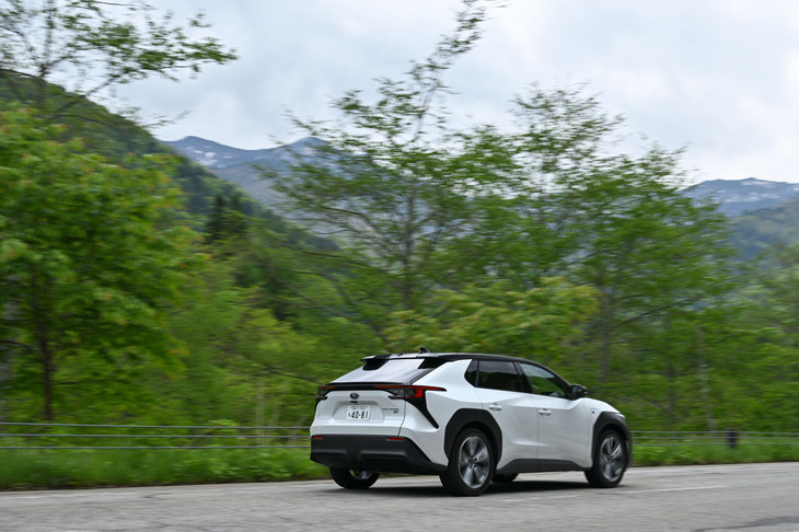 試乗車の「スバル・ソルテラ」には、年間で1650km走行分の電気を発電できるという（「トヨタbZ4X」のカタログでは1750km相当と記載されていた）、オプションの太陽光発電システム「ソーラールーフ」が装備されていた。