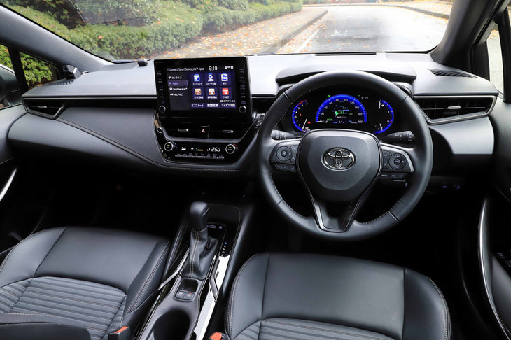 今回試乗した最上級グレード「W×B」は、本革巻きのステアリングホイールやシフトレバーを装備。ディスプレイオーディオは7インチのものが標準で、オプションで9インチ（写真）へのアップグレードが可能。