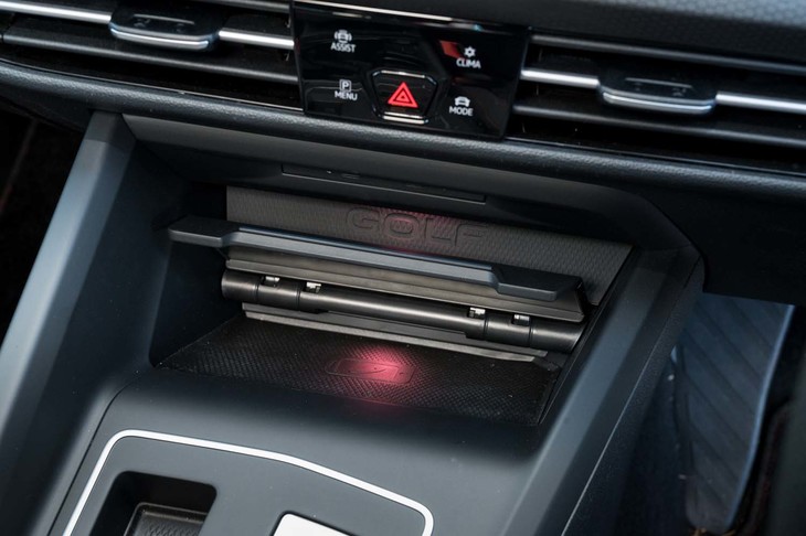 センターコンソールの前方にはスマートフォンのワイヤレス充電器が用意されている。