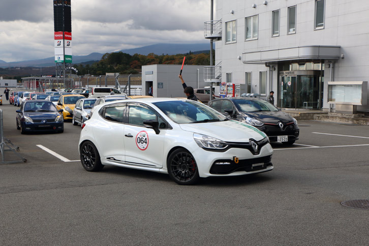 一般道では味わい尽くすことができないルノースポールの高性能も、サーキットでなら引き出すことが可能。これも同イベントの魅力だ。