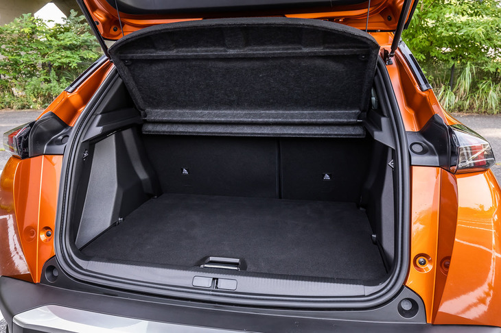 ラゲッジスペースの容量は434リッター。後席の背もたれを前方に倒せば1467リッターに拡大できる。フロアボードは可動式で、上下に区切って使用することもできる。