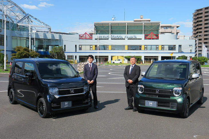 「ホンダN-WGN」の開発責任者である諌山博之氏（写真向かって左）と、先進安全技術の開発を統括する髙石秀明氏（同右）。