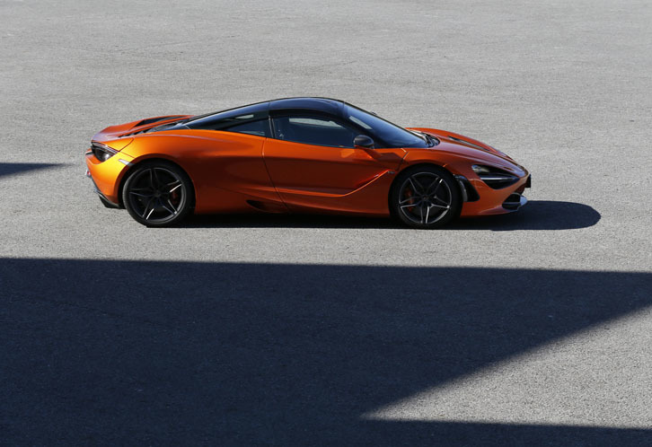 流麗なシルエットを描く「720S」のサイドビュー。かつての「MP4-12C」や「650S」に見られたサイドのエアインテークは、「720S」では廃された。