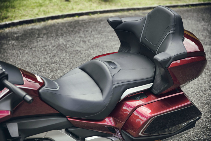 シートの設計はライダーとパッセンジャー双方の快適性に加え、コントロール性の良さにも配慮。フレームボディーや燃料タンクの形状を絞り込むことで、足つき性の向上も図っている。