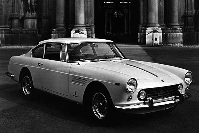 フェラーリの「250GT」シリーズというとモータースポーツでの活躍が印象的だが、ロードカーとしても大きな成功を収めていた。写真は同シリーズ唯一の2＋2となる「250GTE」。「ローマ」のご先祖である。