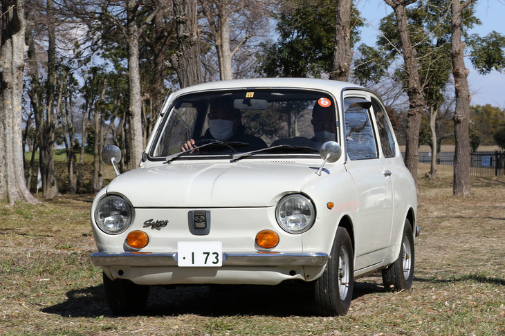 イベント終了後、退場すべく会場内を進む「スバルR-2デラックス」。1969年にデビューしたR-2（リアエンジンの2代目という意味）の初期型。装飾の少ないシンプルな姿が好ましく、愛らしい。