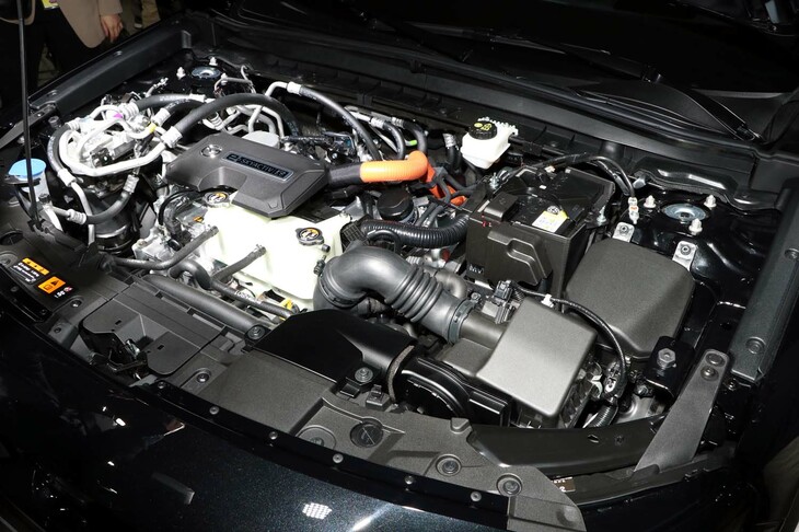 ロータリーエンジンはコンパクトなので、モーターやジェネレーターと同軸上に配置されている。