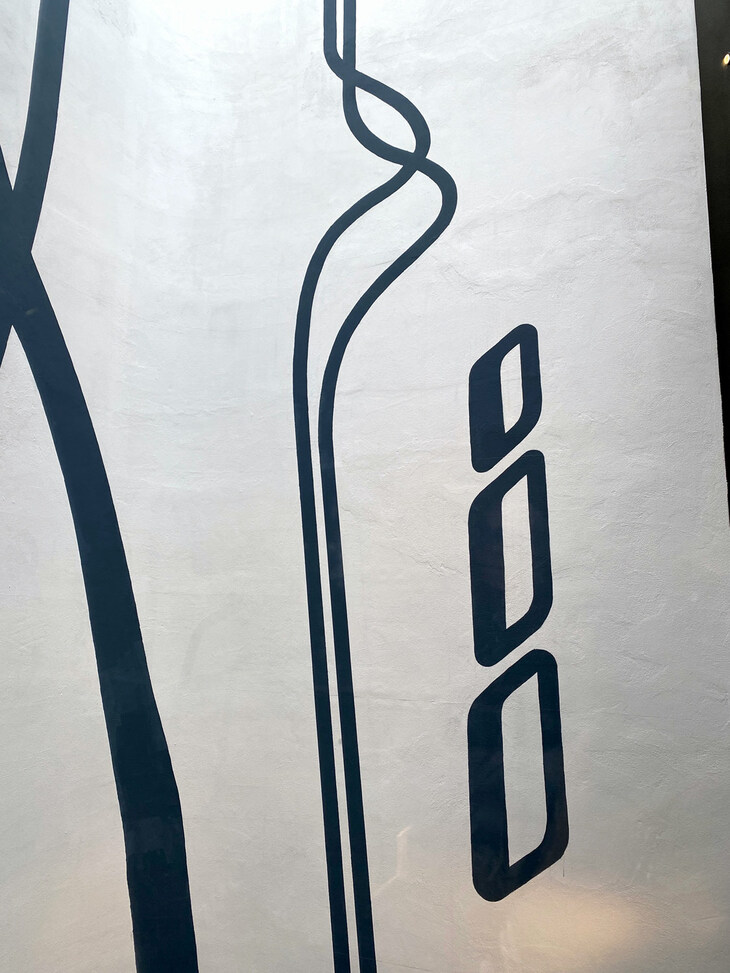 ジョルジェッティのショールームの吹き抜けに描かれた模様。マセラティのフロントフェンダーに開けられたスリーホールも表現されている。