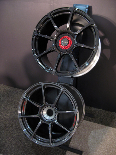 モデューロ製のアルミホイール「MR-R03」（上）と、そのモデルとなったSUPER GTで使われている競技用ホイール（下）。